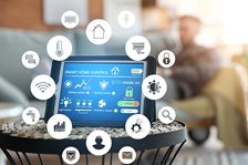 Tablet mit Smart-Home-Management-Funktionen und App-Symbolen im Vordergrund.