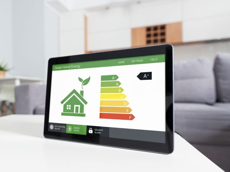 Tablet zeigt ein Haus mit Energieeffizienz-Skala in Farben von grün nach rot.