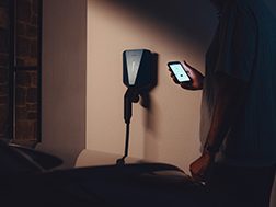 Tablet zeigt ein Haus mit Energieeffizienz-Skala in Farben von grün nach rot.